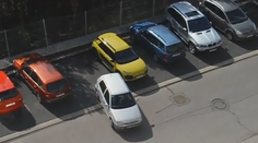 Ako z veľkej knihy stereotypov: Blondína za volantom má problém zaparkovať v Prahe