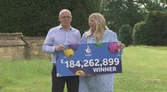 So zalepenými očami si pomýlil počet núl. Brit následne zistil, že je bohatší ako Adele