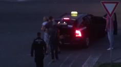 Mestskí policajti sa prizerali, ako nakladajú ženu do kufra. Teraz padli tresty