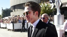 Upír z Twilightu v Karlových Varoch: Sako luxusné, ale čo tie nohavice?!