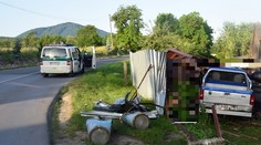 Krušná noc v Beluši. Opitý vodič prerazil autom plot a skončil v drevenom altánku