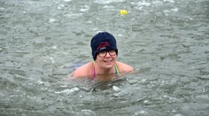 Desiatky otužilcov si zaplávali medzi ľadovými kryhami v Zemplínskej šírave