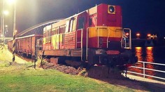 Kuriózna nehoda. Vlak skončil na trávniku na nábreží Dunaja