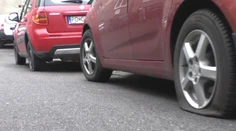 Prepichnuté pneumatiky na viac ako 30 autách v Prievidzi. Totožnosť páchateľa mnohých prekvapila