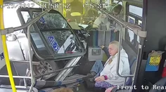 Zábery z autobusu, do ktorého vpálilo auto. Cestujúci sa zachránil v poslednej sekunde