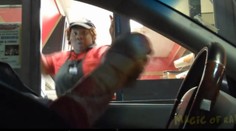 Z hrudníka mu vyskakuje mimozemšťan! Krutý žart privádza ľudí do šialenstva