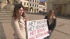 Študentky Marina a Alina v Banskej Bystrici zorganizovali tichý protest