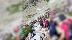 VIDEO: Tatry praskajú vo švíkoch. Ľudia stoja v dlhých radoch aj na turistických trasách