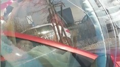 Dráma v Bratislave. Rodič nedopatrením zamkol batoľa v rozhorúčenom aute, ratovať ho museli hasiči s policajtmi