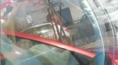 Dráma v Bratislave. Rodič nedopatrením zamkol batoľa v rozhorúčenom aute, ratovať ho museli hasiči s policajtmi