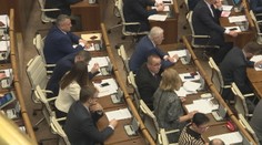 Takmer päťtisícové poslanecké platy sú na spadnutie