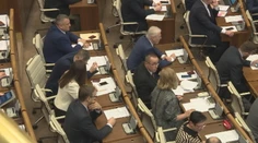 Takmer päťtisícové poslanecké platy sú na spadnutie