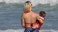 Sexy mamička na pláži. Keď sa otočí, ovalí vás prsiami