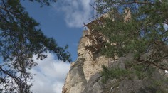 Čierne vlajky na slovenských pamiatkach: Dobrovoľníci upozorňujú na nedostatok štátnej podpory