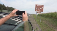 Atrakcia tesne za hranicami s Maďarskom. Vodičom náter na ceste zahrá ľudovú pieseň