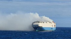 Obrovskú kontajnerovú loď, ktorá preváža tisícky vozidiel vrátane Porsche a Lamborghini, zachvátil požiar