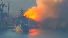 Ukrajina tvrdí, že raketou zasiahla loď, ktorú strážci ostrova poslali do r***. Moskva hovorí o výbuchu munície