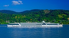 Zrážka lodí na Dunaji si vyžiadala dve obete. Päť ľudí je naďalej nezvestných