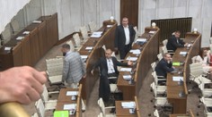 V parlamente bolo počas debaty o násilí dusno. Padla aj výzva na férovku