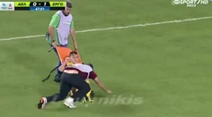 Zdržovať sa nebude! Usporiadatelia nekompromisne poriešili zraneného hráča