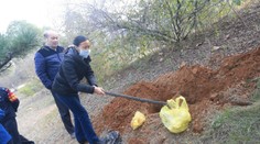 Park hrôzy! Vykopali v ňom už jedenásť igelitiek s mŕtvymi deťmi
