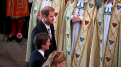 Princ Harry prišiel na korunováciu s úsmevom, miesto dostal v treťom rade