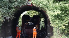 Poschodový autobus plný školákov narazil do železničného mosta. Zranilo sa najmenej 16 detí