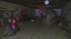 Hotel Kyjev v centre Bratislavy chátra už roky. Pozrite si jeho vnútrajšok našou kamerou