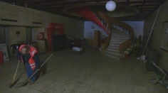 Hotel Kyjev v centre Bratislavy chátra už roky. Pozrite si jeho vnútrajšok našou kamerou