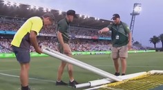 Futbalista po hlavičke zlomil bránku. Zápas sa poriadne natiahol