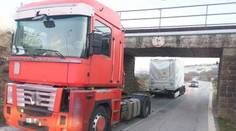 FOTO: Kamión narazil do železničného mosta na východe Slovenska, celý ho posunul aj s koľajnicami