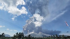 FOTO+VIDEO: Vybuchla sopka Lewotobi Laki-Laki. Vychrlila oblak popola do výšky 18 kilometrov