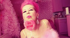 Už 35 rokov nenosí nič iné ako ružovú farbu. Svojej posadnutosti prispôsobila všetko