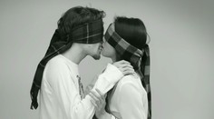 Môže vzniknúť láska z jedného bozku s cudzincom? Pozrite si video