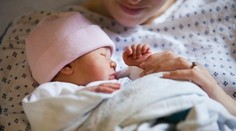 Pár podstúpil umelé oplodnenie. Radosť z narodenia dieťaťa ale vystriedal šok