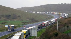 Na trajekt z Veľkej Británie do Francúzska čakajú vodiči niekoľko hodín