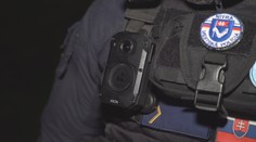 Nitrianski mestskí policajti majú novú zbraň proti výtržníkom. Do ulíc chodia už aj s malými kamerami