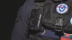 Nitrianski mestskí policajti majú novú zbraň proti výtržníkom. Do ulíc chodia už aj s malými kamerami