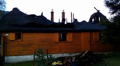 Pri požiari v Terchovej zomrela v júli matka s deťmi. Zraneniam dnes podľahol aj otec rodiny
