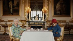 FOTOGRAFIE TÝŽDŇA: Kráľovná na čaji s medveďom, nepodarená rekonštrukcia orloja či rekordér Nadal