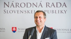Trinásty a štrnásty plat by mali byť oslobodené od odvodov a dane