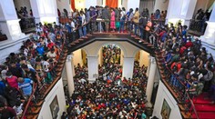 FOTO: Prevrat v známej destinácii sa skončil veľkou párty. Demonštranti si užívajú luxus v rezidencii prezidenta