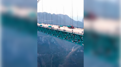 VIDEO: Zázrak stavebného inžinierstva. Najvyšší most sveta je takmer hotový, jeho nosníky vážia viac než Eiffelovka