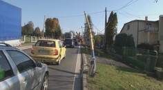 Kamionista na východe Slovenska zrážal obrovské stĺpy ako kuželky