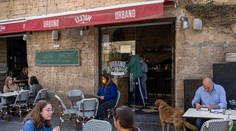 Jedna z najúspešnejších krajín v očkovaní opäť uvoľnila opatrenia