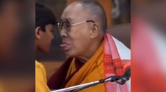 VIDEO: „Ocucaj mi jazyk,“ vyzýval malého chlapca dalajláma. Za svoje správanie sa ospravedlnil