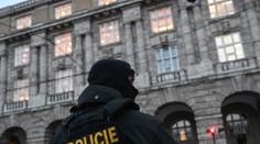 Kontrola nezistila pochybenia v zásahu proti strelcovi v Prahe. Útočník mal zbrojný preukaz právom