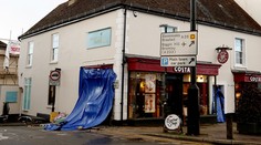 Auto narazilo do kaviarne. Zomrela žena a päť ľúdí sa zranilo