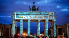 Berlínsku Brandenburskú bránu rozsvietili na počesť ľudí, ktorí zahynuli v koncentračnom tábore Auschwitz-Birkenau