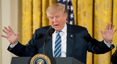 Trump skritizoval utečeneckú dohodu s Austráliou ako "hlúpu"